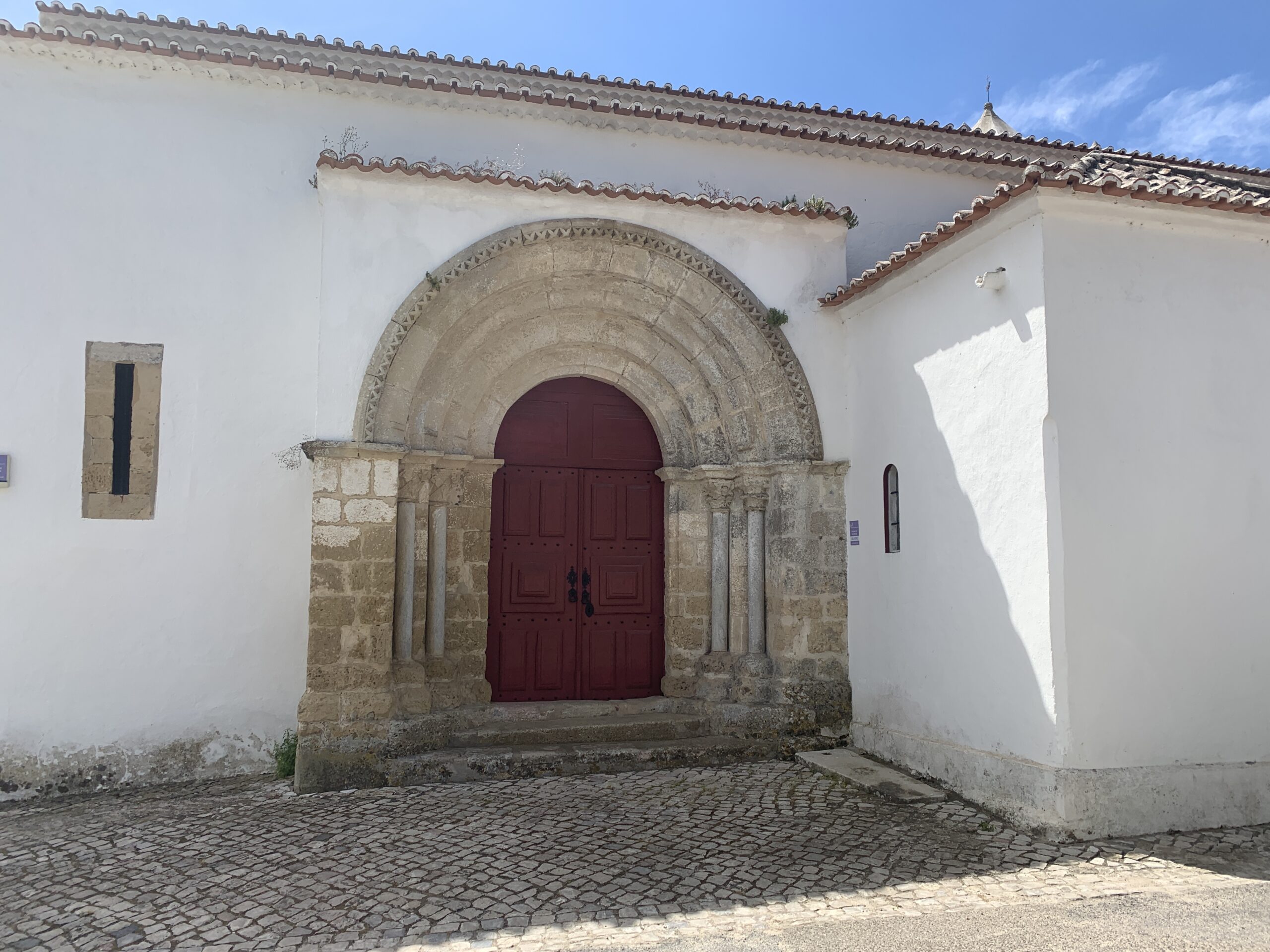 Porta original da Igreja de Santa Maria do Castelo.
