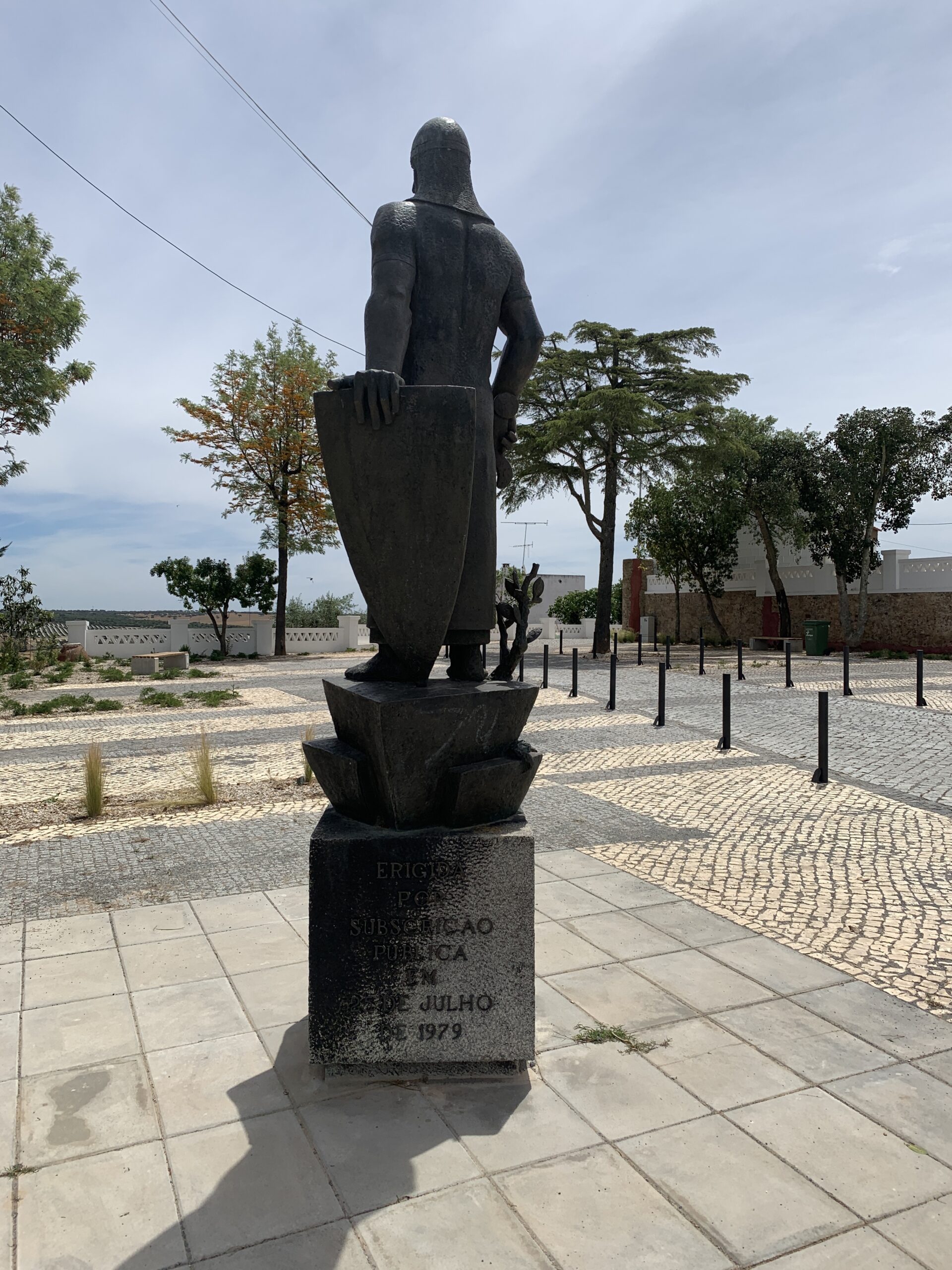 Rear view of the Afonso Henriques statue.