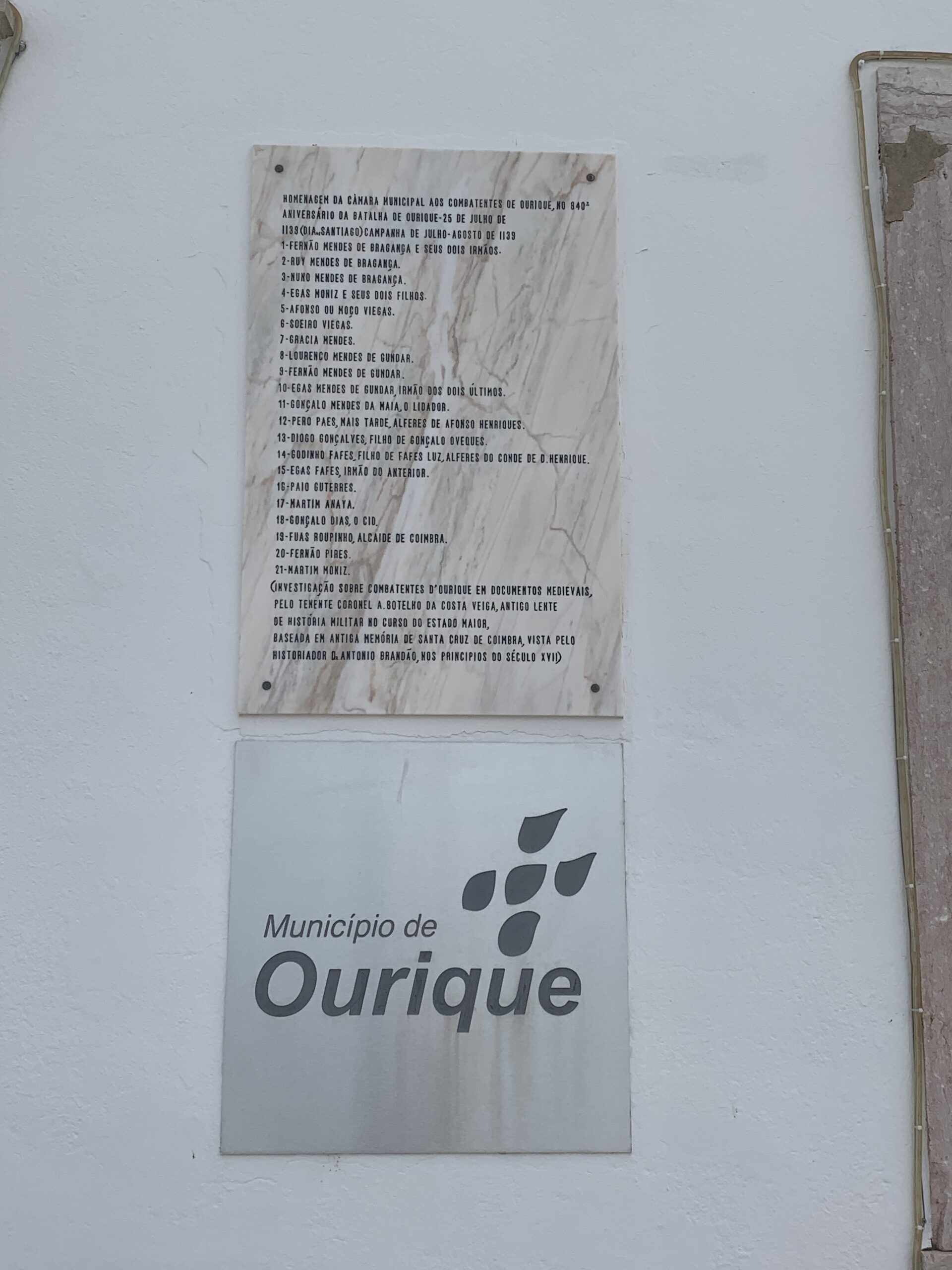 Plaque commemorating the Christian warrior who died in the Battle of Ourique.