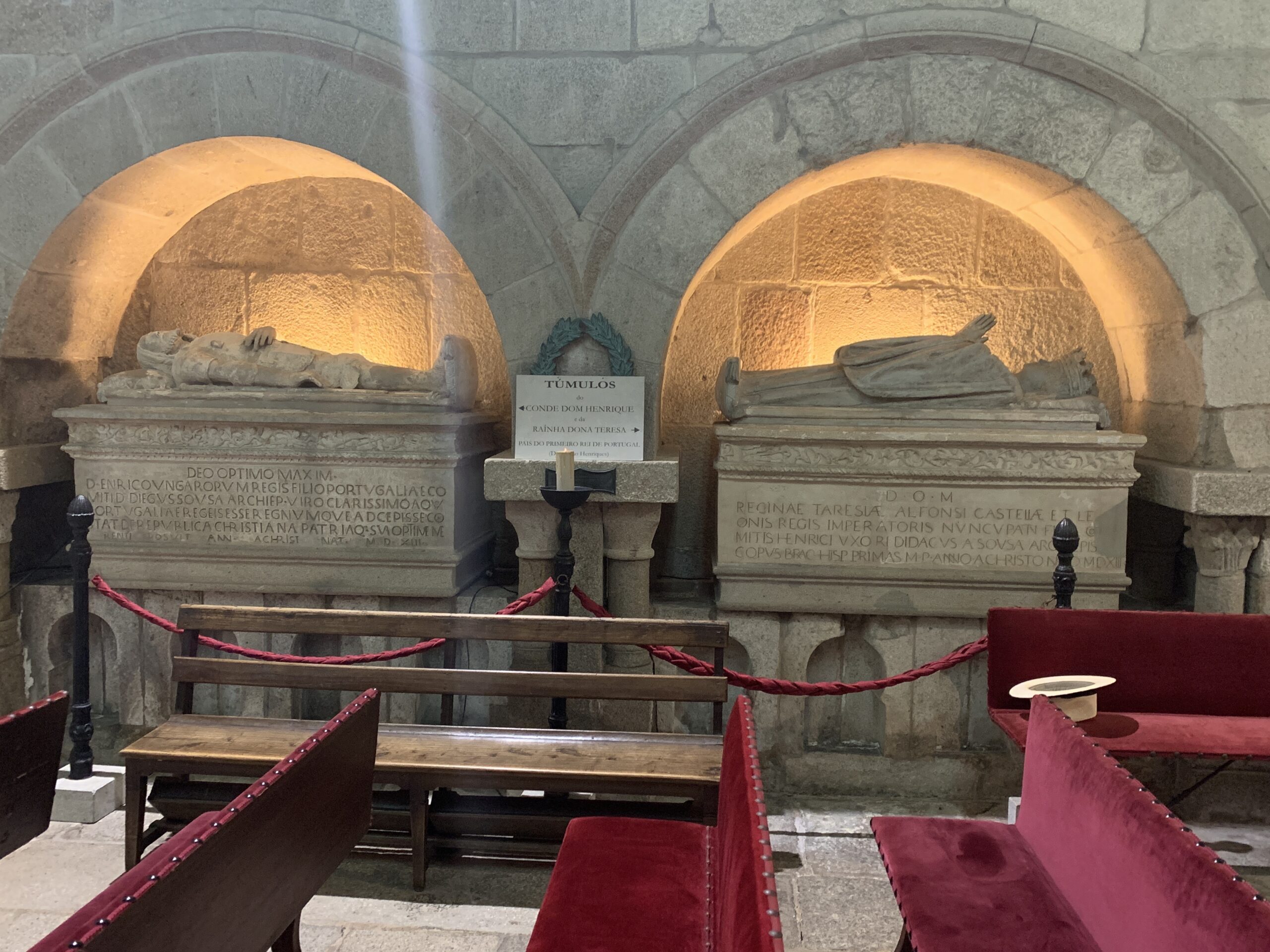 Tombs of Henrique de Borgonha and Teresa de Leão.