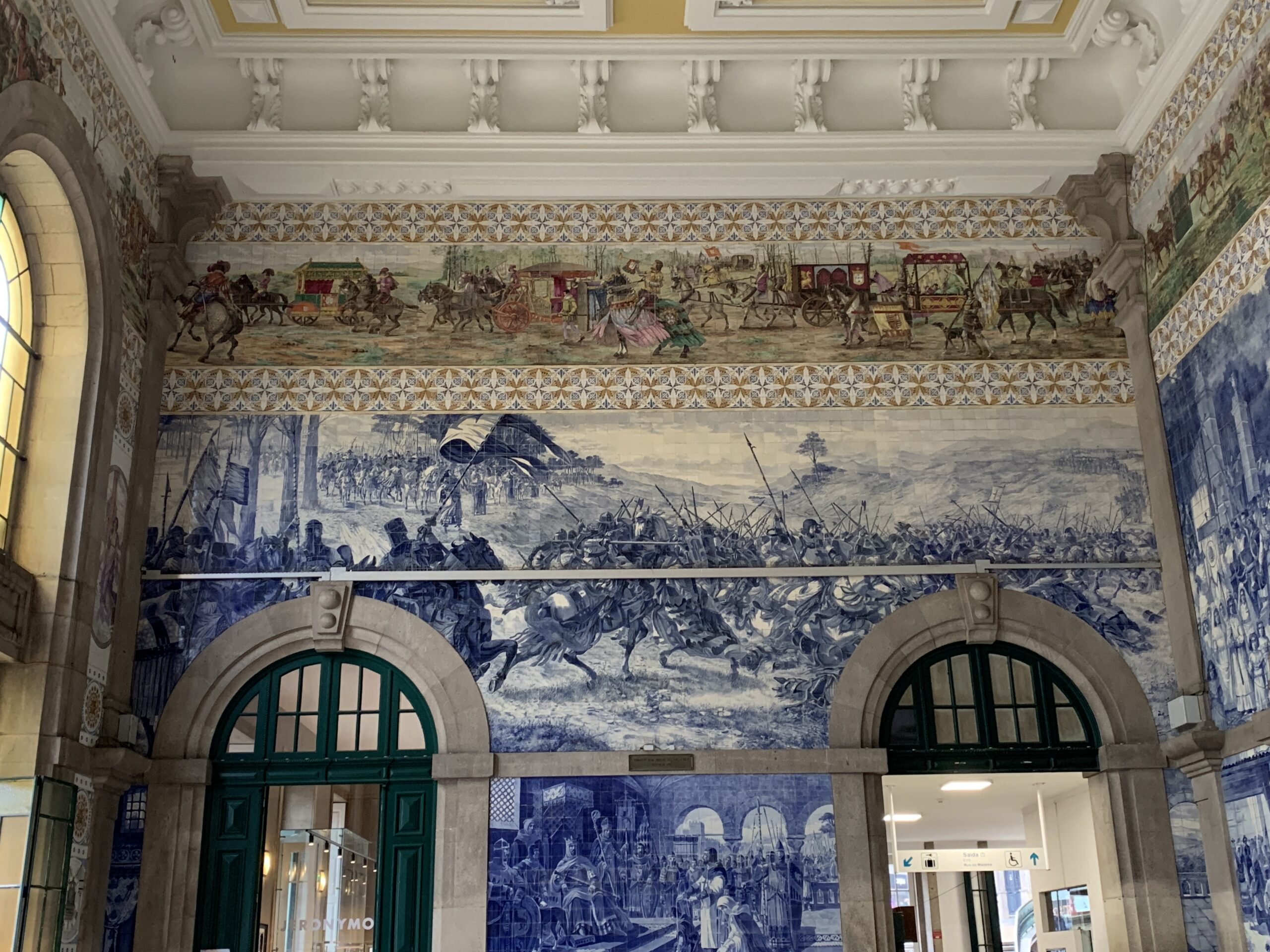Additional view of painted tiles in São Bento train station in Porto. Depictions of the Battle of Valdevez (top scheme) and the presentation by Egas Moniz of his children to King Alfonso VII of León and Castile.