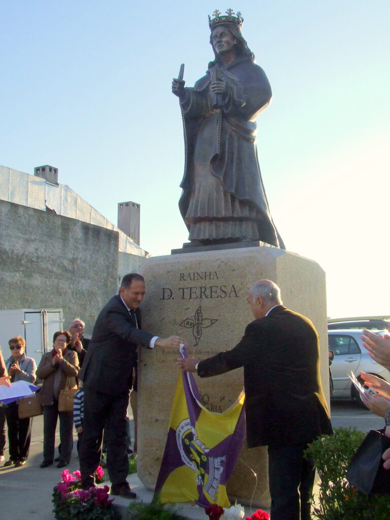 Dignitaries from Albergaria-a-Velha unveil a statue to Queen Dona Teresa on the nine-hundredth anniversary of the establishment in that locale of a hostel (albergaría) for travelers on the Portuguese Royal Road.
