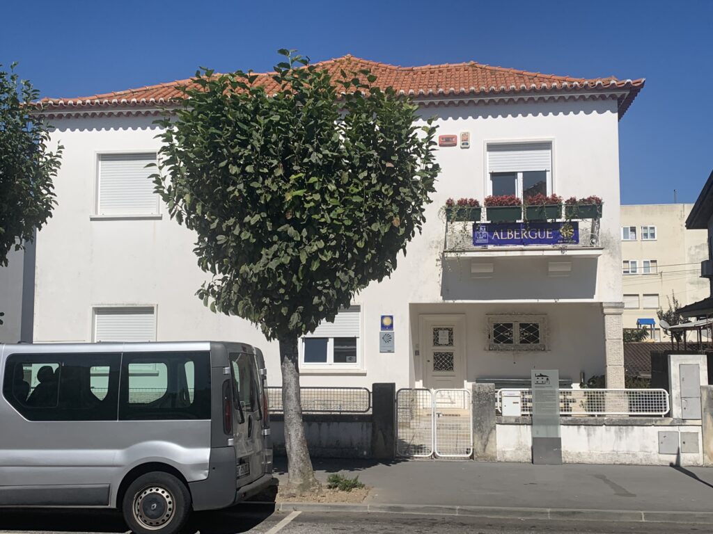 Modern "albergue" named for the first queen of Portugal.