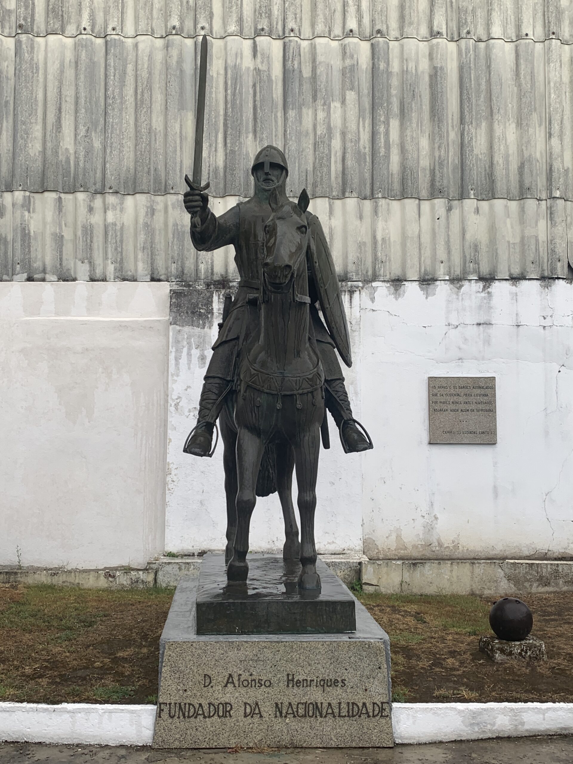 Frontal view of mounted and armed Afonso Henriques