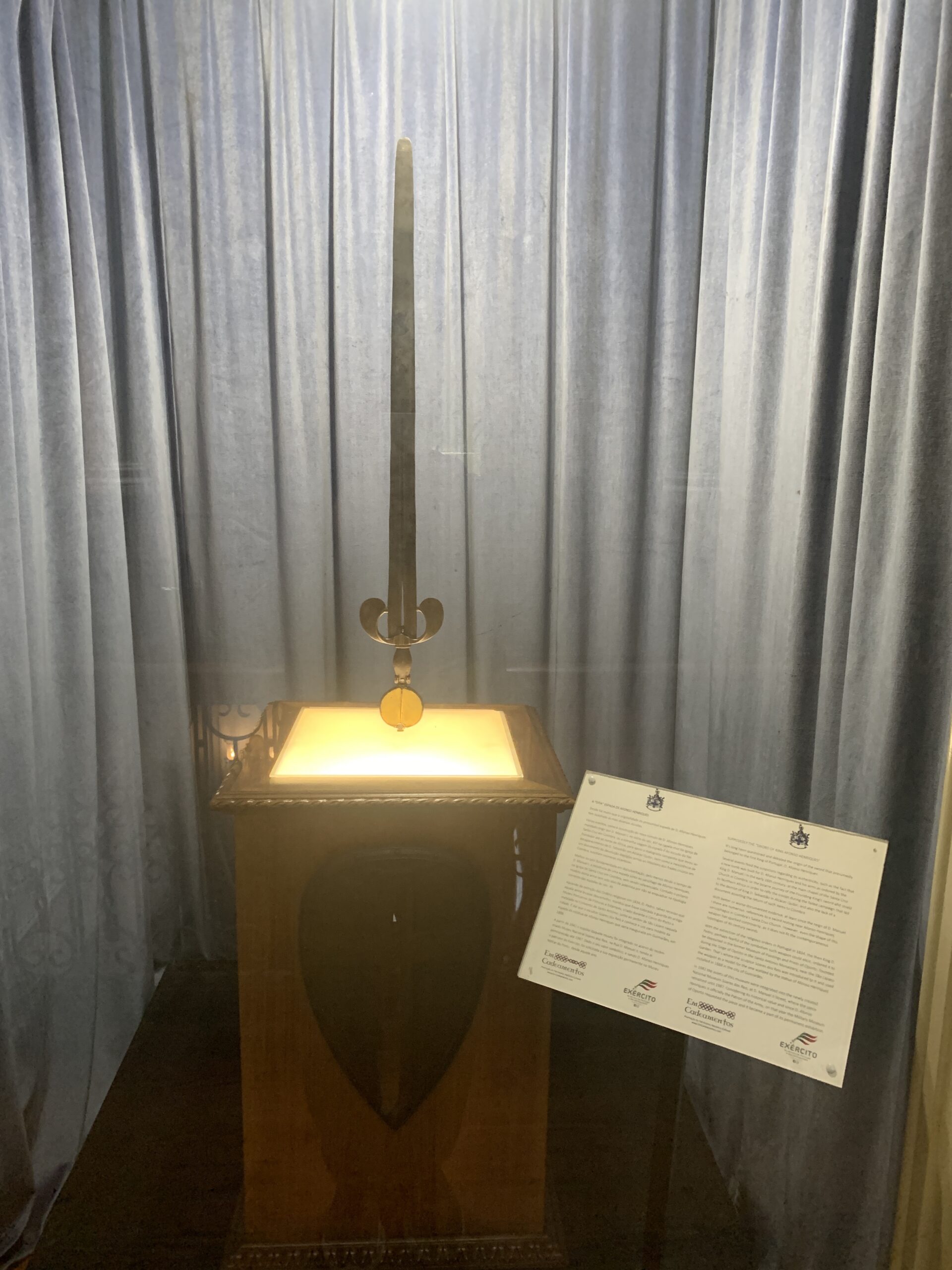 Display case for Afonso Henriques' sword with a cautionary description of its authenticity